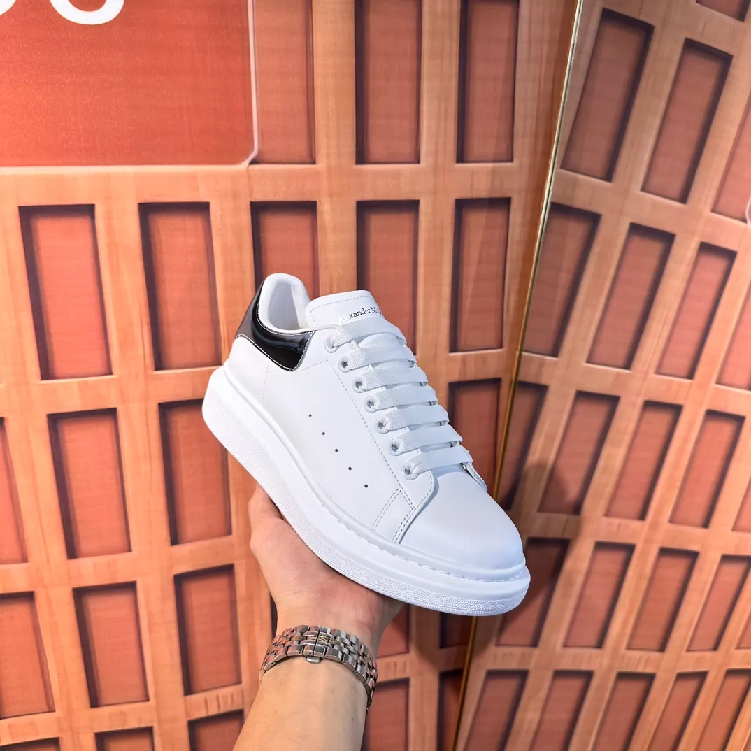 👟👟Ex-factory price 540👟👟 Professional McQueen factory. Top version. Couple style👫 Alexander McQUEEN high version has been upgraded to the highest quality again✅ 💪McQueen Spring, Summer, Autumn and Winter Top version Purchasing level✅ Recruiting national online and offline agents to join🤝 🏆Fabric: Top-grade silk leather imported from Italy, high texture, water-resistant and non-discoloring 🏆Inner: ️Grade A water-dyed sheepskin imported from Italy is dirt-resistant, sweat-absorbent, breathable and comfortable... The heel is embossed with high temperature convex and concave. 🏆 Foot pads: top-grade Italian super-soft cowhide leather 🏆 Outsole: PU original green transparent counter 1:1 🏆 Shoe box: original beige box. Plus white flip cover and double layer protection. Cloth bag, handbag. Certificate of 1:1 mold opening 4-piece set. Delivered with a pair of shoelaces. 🖕🏿🖕🏿🖕🏿You can choose any pair of shoelaces in any color of our factory. 🏆Code number: female 34-41. male 38-46. 🏆Special remarks (female size 34.40.41, male size 38.45.46 are customized and cannot be returned or exchanged) Please note when placing an order in Niuli! Win-win cooperation🤝